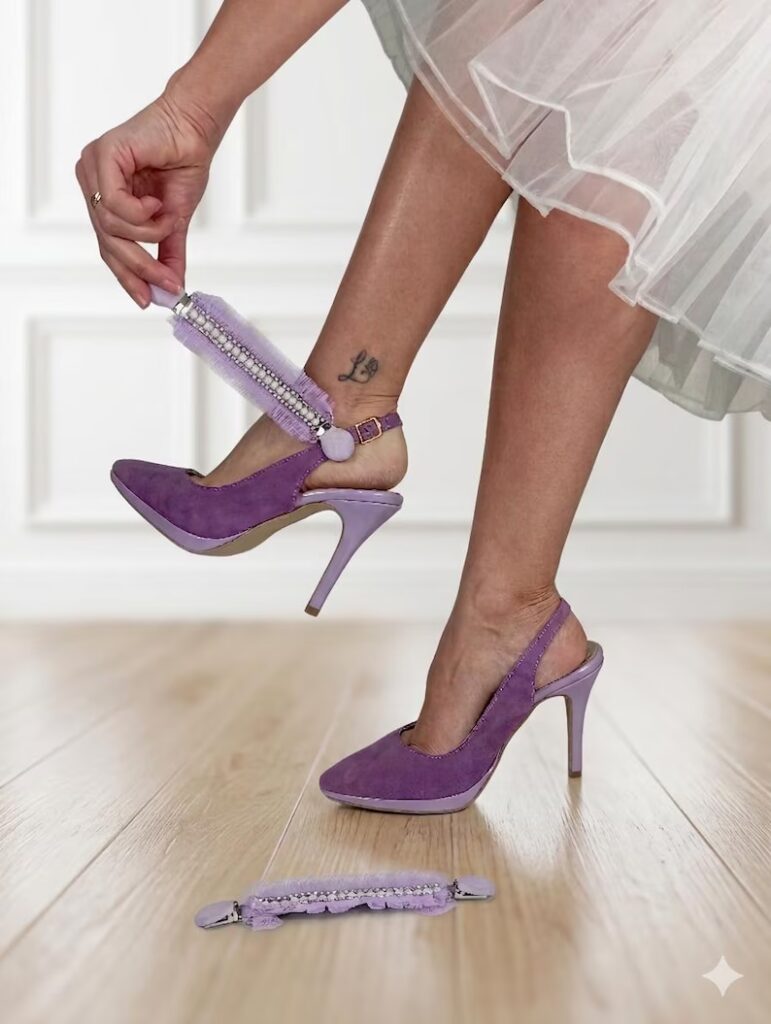 Elisabeth Maldonado fundadora de Lucy Clip diseñando correas para zapatos